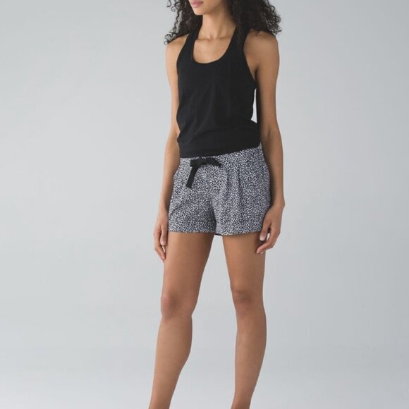 Lululemon Spring Break Away Short  Miss Mosaic Black Size 2 - Picture 9 of 9